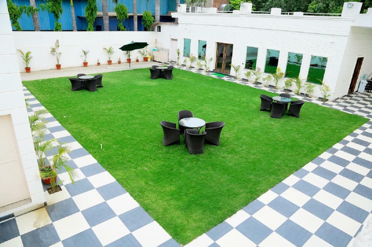The English Garden Mohali Екстериор снимка
